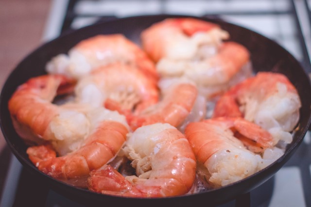 prawns in pan